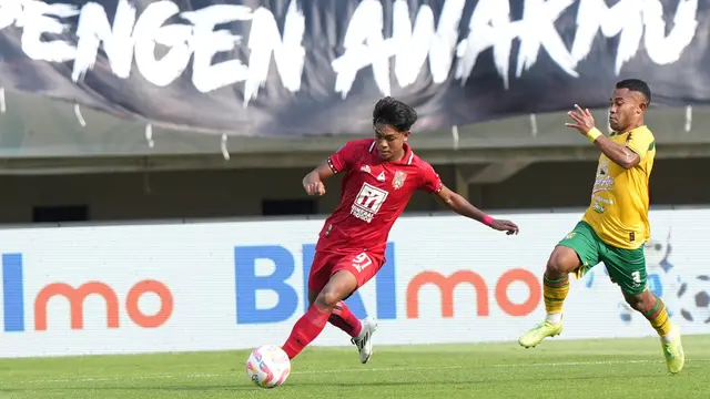 Aksi Ahmad Wadil bersama Malut United saat bertandang ke markas Persebaya dalam lanjutan BRI Liga 1 2024/2025 di Stadion Gelora Bung Tomo, Surabaya, (17/1/2025). (Dok. Malut United).