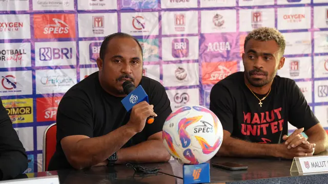 Pelatih Malut United, Imran Nahumarury (kiri), berbicara saat konferensi pers jelang duel melawan Barito Putera di BRI Liga 1 2024/2025. (Dok. Malut United)