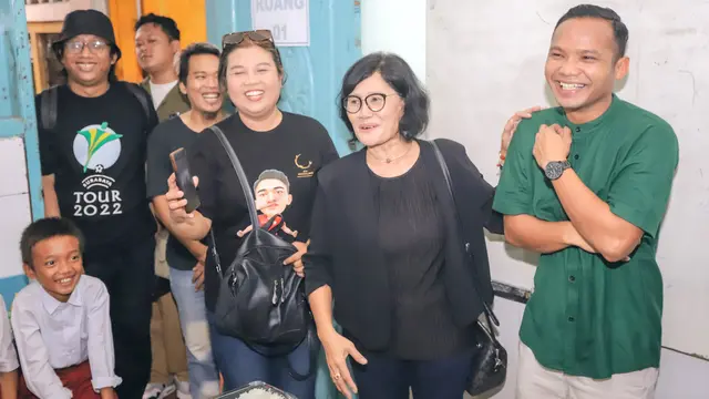 Winger Persebaya Surabaya, Oktafianus Fernando (kanan), yang merupakan kakak Marselino, juga didampingi oleh sang ibunda, Sudarwijani, hadir di peresmian renovasi SD Tri Tunggal V Surabaya. (Bola.com/Aditya Wany)