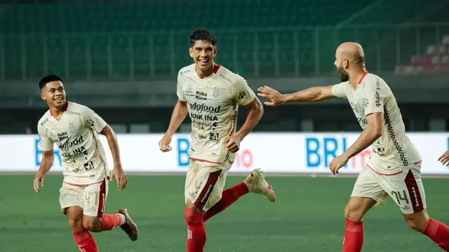 Bek Bali United, Elias Dolah (tengah) disambut rekan-rekannya setelah mencetak gol ke gawang Bhayangkara FC pada lanjutan BRI Liga 1, Minggu (8/10/2023). (Bola.com/Alit Binawan)