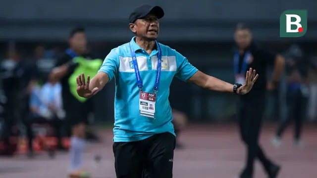 Pelatih kepala Barito Putera, Rahmad Darmawan memberikan instruksi kepada pemainnya saat laga lanjutan BRI Liga 1 2023/2024 antara Persija Jakarta melawan Barito Putera di Stadion Patriot Candrabhaga, Bekasi, Sabtu (07/10/2023). (Bola.com/Bagaskara Lazuardi)
