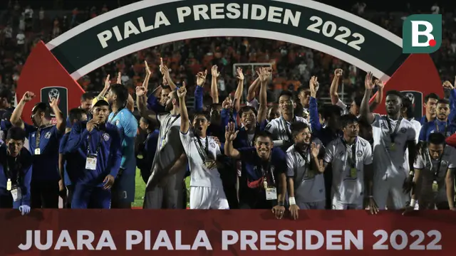 Para pemain Arema FC merayakan keberhasilan menjuarai Piala Presiden 2022 sesaat setelah penyerahan trofi usai laga leg kedua final Piala Presiden 2022 antara Borneo FC melawan Arema FC di Stadion Segiri, Samarinda, Minggu (17/7/2022). (Bola.com/Ikhwan Yanuar)