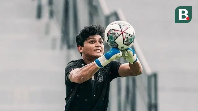 Kiper Persik Muhammad Adi Satryo tampil memukau saat bermain imbang kontra Persipura pada pekan ke-24 BRI Liga 1 di Stadion Kompyang Sujana Denpasar, Bali, Kamis (10/2/2022). (Bola.com/Gatot Susetyo)