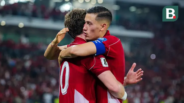 Pemain Timnas Indonesia, Jay Idzes (kanan) memeluk Ole Romeny untuk merayakan gol ke gawang China dalam laga lanjutan putaran ketiga Kualifikasi Piala Dunia 2026 di Stadion Utama Gelora Bung Karno (SUGBK), Senayan, Jakarta, Selasa (05/06/2025). (Bola.com/Bagaskara Lazuardi)