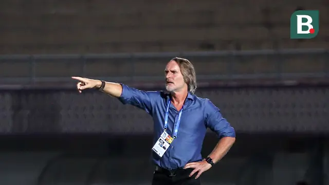 Pelatih Dewa United, Jan Olde Riekerink memberikan instruksi kepada timnya saat laga lanjutan BRI Liga 1 2022/2023 antara Dewa United melawan Persis Solo di Stadion Indomilk Arena, Tangerang, Sabtu (14/01/2023). (Bola.com/Bagaskara Lazuardi)
