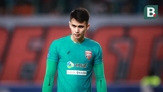 Kiper Borneo FC, Nadeo Argawinata saat menghadapi Persija Jakarta pada laga pekan ke-7 BRI Liga 1 2023/2024 di Stadion Patriot Candrabhaga, Bekasi, Rabu (9/8/2023). (Bola.com/Bagaskara Lazuardi)