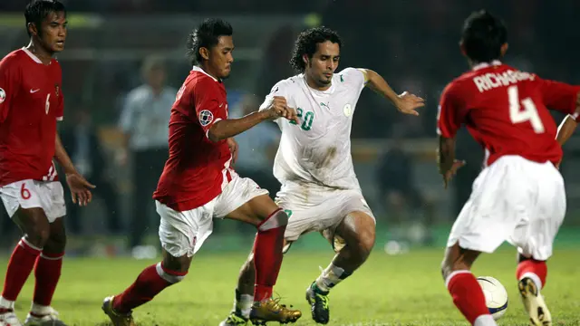 Bek Timnas Indonesia, Maman Abdurrahman, saat bermain di Piala AFC 2007 melawan Arab Saudi. (AFP/Adek Berry)