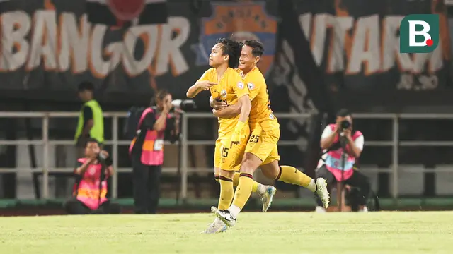 Pemain Semen Padang, Firman Juliansyah, melakukan selebrasi usai berhasil mencetak gol ke gawang Persija Jakarta pada laga pekan ke-30 Liga 1 2024/2025 di Stadion Pakansari, Kabupaten Bogor, Minggu (27/4/2025). (Bola.com/Abdul Aziz)