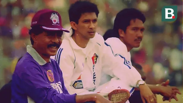 Almarhum HA Maschut, mantan Walikota Kediri periode 1999-2009 dan Ketua Umum Persik, saat mendampingi tim bersama sang menantu, Iwan Budianto dan pelatih Jaya Hartono. (Bola.com/Gatot Susetyo)