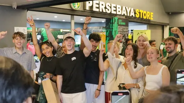 Mahasiswa Liverpool John Moores University (LJMU) yang sedang mengikuti program pertukaran pelajar di Universitas Airlangga, Surabaya, hadir dalam Meet and Greet di Persebaya Store Komplek, Surabaya, Rabu (18-6-2025). (Bola.com/Aditya Wany)