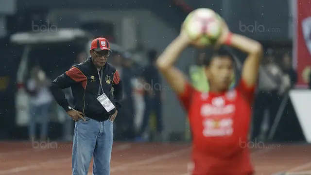 Pelatih Persis Solo, Freddy Muli, saat pertandingan melawan Martapura FC pada laga Liga 2 Indonesia di Stadion Patriot, Bekasi, Kamis, (9/11/2017). Martapura FC menang 1-0 atas Persis Solo. (Bola.com/M Iqbal Ichsan)