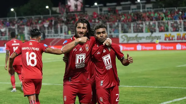 Striker Malut United, Diego Martinez merayakan gol ke gawang Persis Solo bersama Yance Sayuri. Malut menang 3-0 atas Persis Solo dalam laga BRI Liga 1 2024/2025 di Stadion Gelora Kie Raha, Ternate, Kamis (21/11/2024). (Dok. Malut United)
