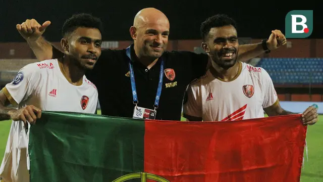 Pelatih PSM Makassar asal Portugal, Bernardo Tavares (tengah) bersama Yakob dan Yance Sayuri merayakan kemenangan atas Madura United sekaligus memastikan gelar juara BRI Liga 1 2022/2023 di Stadion Gelora Madura Ratu Pamelingan, Pamekasan, Jawa Timur, Jumat (31/3/2023) malam WIB. (Bola.com/Wahyu Pratama)