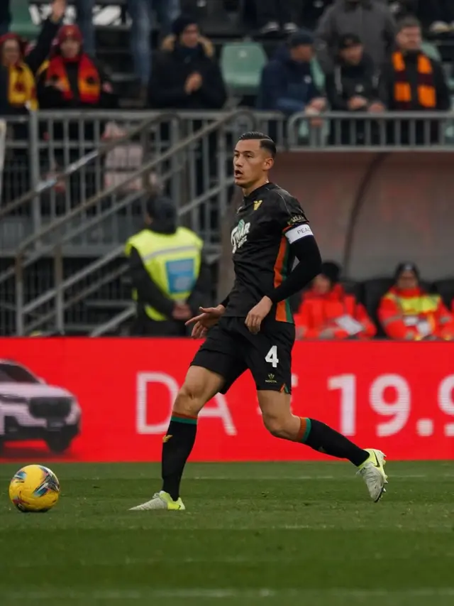 Bek Timnas Indonesia, Jay Idzes, resmi dipercaya sebagai kapten utama Venezia pada musim ini. (dok. Instagram Jay Idzes)