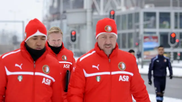 Jean-Paul Van Gastel (depan kanan) bersama Ronald Koeman (belakang) dan Giovanni Van Bronckhorst (kiri) saat masih sama-sama di Feyenoord. (AFP/Marco De Swart)