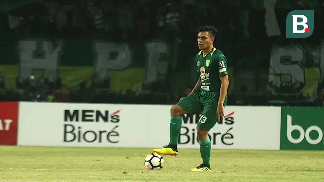 Bek Persebaya, Rachmat Irianto, saat laga vs Persib di Stadion Gelora Bung Tomo, Surabaya, Kamis (26/7/2018). (Bola.com/Aditya Wany)