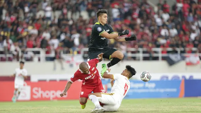 Kiper Persis Solo, Gianluca Pandeynuwu (hitam) bersama dengan bek tengah Persis, Andri Ibo terlibat duel perebutan bola dengan penyerang PSM Makassar, Ramadhan Sananta dalam laga pekan ke-11 BRI Liga 1 2022/2023, Kamis (29/9/2022) (Dok. Persis Solo)