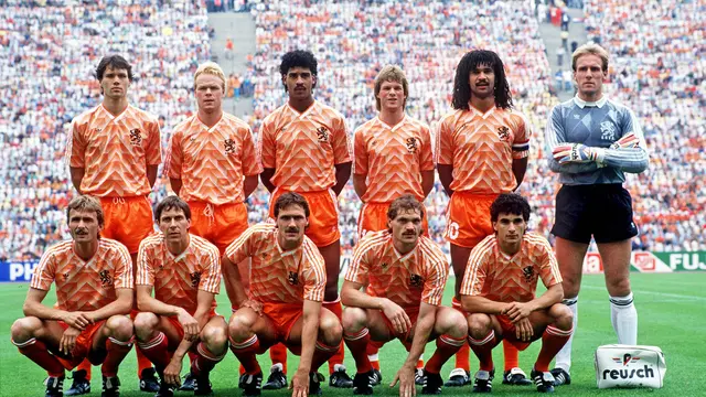 Starting XI Timnas Belanda di final Euro 1988. Gerald Vanenburg (jongkok paling kanan) yang kini menjadi pelatih Timnas Indonesia menjadi bagian dari skuad juara tersebut. (Dok. KNVB)