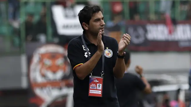 Pelatih Semen Padang, Eduardo Almeida, memperhatikan pemainnya saat melawan Persija Jakarta pada laga Shopee Liga 1 di Stadion Patriot Chandrabhaga, Bekasi, Rabu (16/10). Persija takluk 1-2 atas Semen Padang. (Bola.com/Yoppy Renato)