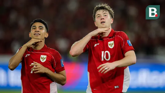 Kerja sama dua pemain Oxford United, Marselino Ferdinan dan Ole Romeny, berhasil membawa Timnas Indonesia unggul 1-0 atas Bahrain pada awal babak pertama, laga kedelapan putaran ketiga Grup C kualifikasi Piala Dunia 2026 di Stadion Utama Gelora Bung Karno, Jakarta, Selasa (25/3/2025) malam WIB. Umpan Marselino mampu dikonversikan Ole menjadi gol dengan sepakan kaki kanan. (Bola.com/Bagaskara Lazuardi)