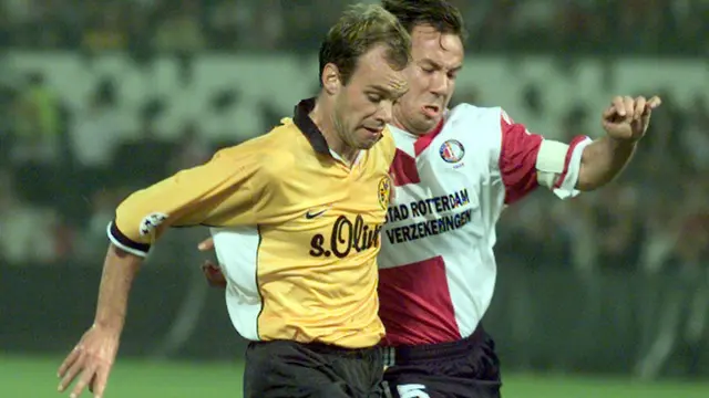 Pemain Borussia Dortmund, Christian Nerlinger, kiri, dan pemain Feyenoord, Jean-Paul van Gastel, berebut bola selama pertandingan sepak bola Liga Champions UEFA di Rotterdam, Belanda, Selasa 14 September 1999. (Foto AP/Dusan Vranic)