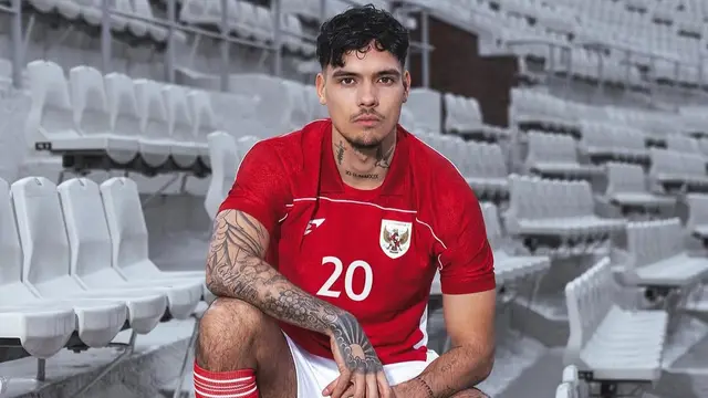 Shayne Pattynama dengan balutan jersey anyar Timnas Indonesia yang diluncurkan, Kamis (23/1/2025). (Dok. Erspo)