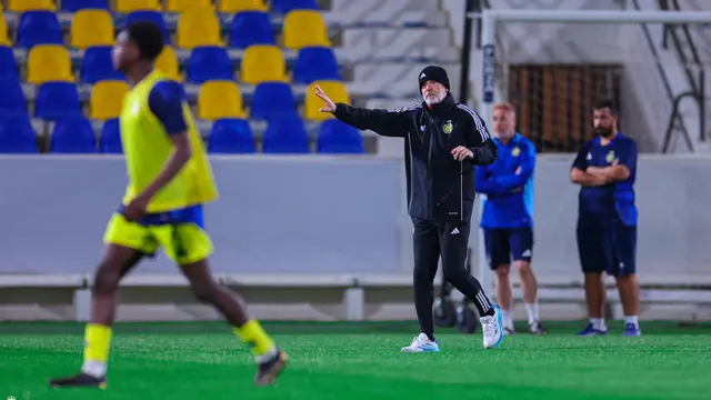 Stefano Pioli, memimpin sesi latihan Al Nassr. (Bola.com/X @AlNassrFC_EN)