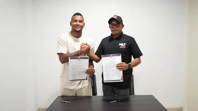 Sesi tanda tangan kontrak baru Wbeymar Angulo bersama Malut United, Rabu (18/6/2025). (Dok. Malut United).