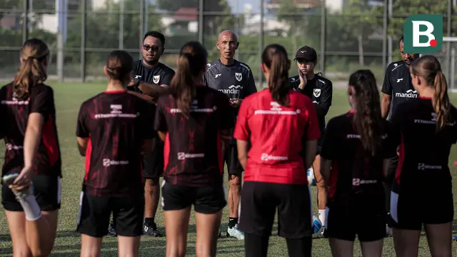 Pelatih Timnas Indonesia, Satoru Mochizuki memimpin latihan persiapan jelang laga Kualifikasi Piala Asia 2026 yang berlangsung di lapangan latih Jakarta International Stadium (JIS), Jakrata Utara, Jumat (20/06/2025). (Bola.com/Bagaskara Lazuardi)