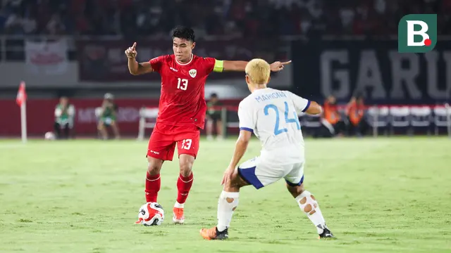 Pemain Timnas Indonesia, Muhammad Ferarri (kiri) berusaha melewati penjagaan pemain Filipina, Javier Alessandro Mariona saat laga Grup B Piala AFF 2024 yang berlangsung di Stadion Manahan, Solo, Jawa Tengah, Sabtu (21/12/2024). (Bola.com/Abdul Aziz)