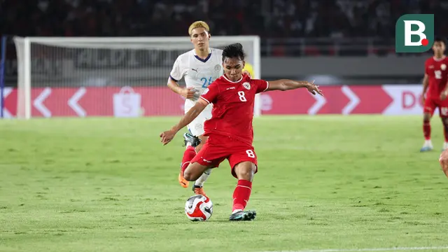 Pemain Timnas Indonesia, Arkhan Fikri berusaha melepaskan tembakan ke gawang Filipina saat laga Grup B Piala AFF 2024 yang berlangsung di Stadion Manahan, Solo, Jawa Tengah, Sabtu (21/12/2024). (Bola.com/Abdul Aziz)