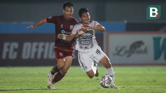 Pemain Bali United, I Kadek Agung Widnyana (kanan) berebut bola dengan pemain Borneo FC, Wahyudi Setiawan Hamisi dalam laga pekan ke-5 BRI Liga 1 2021/2022 di Stadion Indomilk Arena, Tangerang, Selasa (28/09/2021). Kedua tim bermain imbang 1-1. (Bola.com/