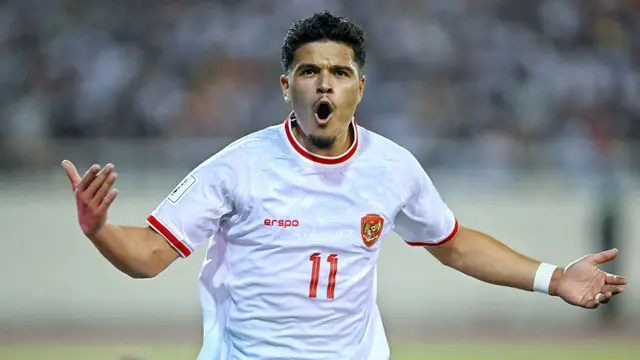 Pemain Timnas Indonesia, Ragnar Oratmangoen melakukan selebrasi setelah mencetak gol ke gawang Vietnam pada laga Grup F Kualifikasi Piala Dunia 2026 di My Dinh Stadium, Vietnam, Selasa (26/03/2024). (AFP)