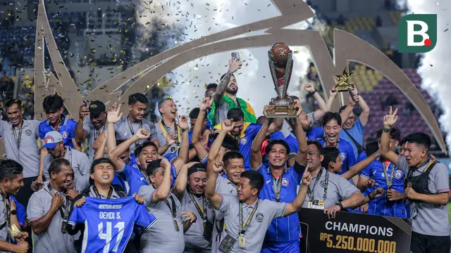 Sejumlah pemain dan ofisial Arema FC merayakan gelar juara Piala Presiden 2024 setelah mengalahkan Borneo FC melalui babak adu penalti 5-4 (1-1) pada laga final yang berlangsung di Stadion Manahan, Solo, Minggu (04/05/2024). Singo Edan menjadi tim tersukses di Piala Presiden dengan mengoleksi 4 trofi. (Bola.com/Bagaskara Lazuardi)