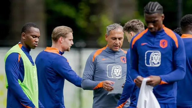 Asisten pelatih Bali United, Jeffrey Talan, rangkap jabatan di Timnas Belanda U-21. (Bola.com/Dok.Instagram Bali United dan Jeffrey Talan).