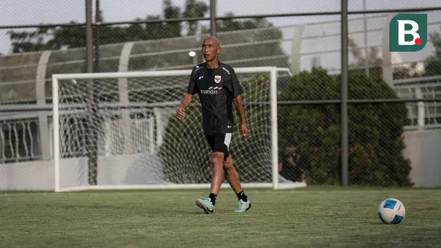 Pelatih Timnas Indonesia, Satoru Mochizuki saat latihan jelang Kualifikasi Piala Asia 2026 yang berlangsung di lapangan latih Jakarta International Stadium (JIS), Jakrata Utara, Jumat (20/06/2025). (Bola.com/Bagaskara Lazuardi)