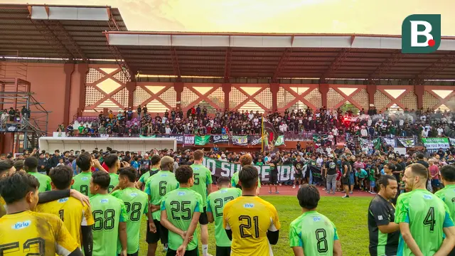 Ratusan Bonek menghadiri sesi latihan Persebaya Surabaya di Lapangan THOR jelang laga kontra Arema FC pada Senin, (28/4/2025) di Bali.