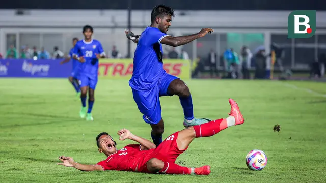 Pemain Timnas Indonesia U-20, Muhammad Alfharezzi Buffon (bawah) berusaha merebut bola pemain Maladewa, Shanaan Rashaad pada laga Kualifikasi Piala Asia U-20 2025 di Stadion Madya, Senayan, Jakarta, Rabu (25/09/2024). (Bola.com/Bagaskara Lazuardi)
