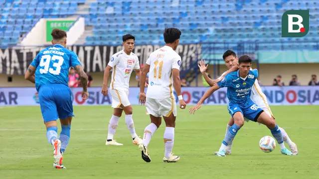 Pemain Persib Bandung, Ryan Kurnia (kanan depan) menguasai bola dibayangi pemain Persija Jakarta, Syahrian Abimanyu pada laga pekan ke-28 BRI Liga 1 2023/2024 di Stadion Si Jalak Harupat, Soreang, Kabupaten Bandung, Sabtu (9/3/2024). (Bola.com/M Iqbal Ichsan)