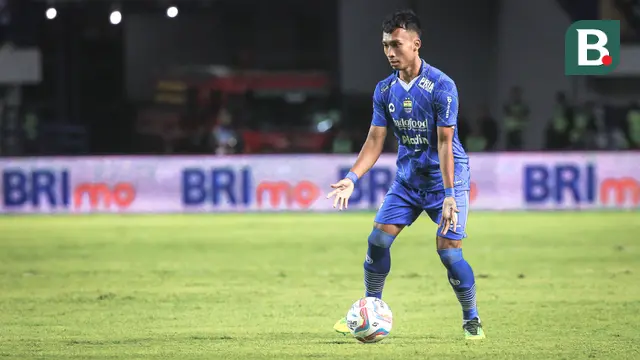 Pemain Persib Bandung, Kakang Rudianto pada laga lanjutan pekan ke-3 BRI Liga 1 2023/2024 antara Persib Bandung melawan Dewa United FC di Stadion Gelora Bandung Lautan Api (GBLA), Bandung, Jumat (14/07/2023). (Bola.com/Bagaskara Lazuardi)