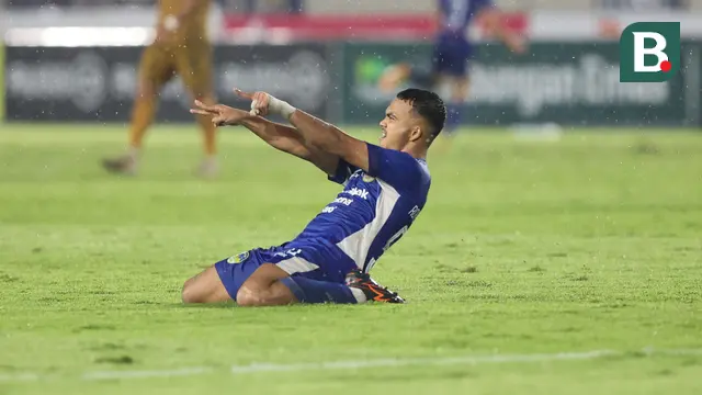 Roken Tampubolon mencetak gol untuk PSIM Yogyakarta di babak pertama extra time final Pegadaian Liga 2 2024/2025 yang berlangsung di Stadion Manahan, Solo, Rabu (26/2/2025). (Bola.com/Abdul Aziz)
