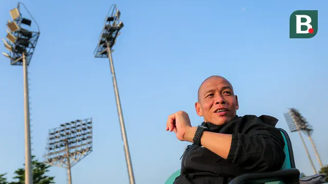 Pelatih Timnas Indonesia U-16, Nova Arianto berbincang dengan timnya saat latihan perdana Timnas Indonesia U-16 yang berlangsung di Lapangan B, Kompleks Stadion Utama Gelora Bung Karno (SUGBK), Senayan, Jakarta, Senin (19/02/2024). (Bola.com/Bagaskara Lazuardi)