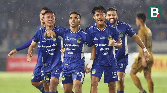Pemain PSIM Yogyakarta meryakan gol kemenangan yang dicetak oleh Daniel Roken Tampubolon (tengah) pada laga final Pegadaian Liga 2 2024/2025 melawan Bhayangkara FC di Stadion Manahan, Solo, Jawa Tengah, Rabu (26/02/2025). (Bola.com/Abdul Aziz)