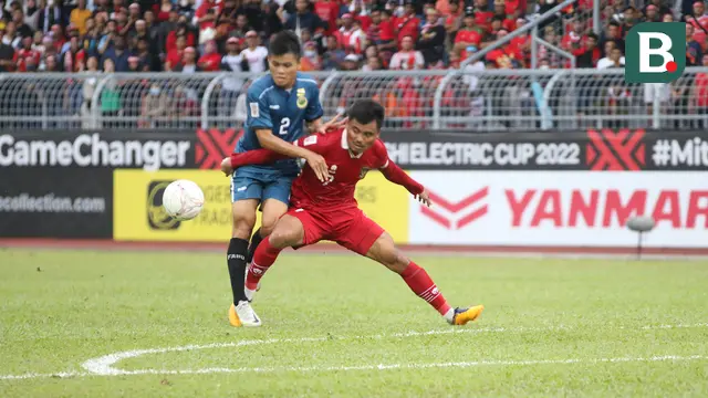 Setelah unggul satu gol, peluang demi peluang kembali didapatkan Saddil Ramdani dkk, namun semua urung berbuah gol. Titik balik baru terjadi saat Brunei Darussalam harus bermain dengan 10 pemain sejak menit ke-38 saat Alinur Jufri diusir wasit setelah terkena akumulasi kartu kuning. (Bola.com/Zulfirdaus Harahap)