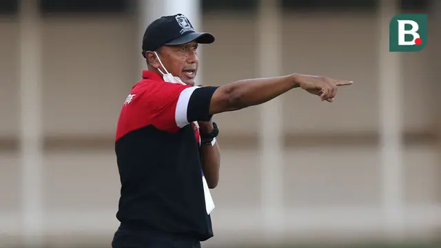 Rahmad Darmawan resmi mundur dari kursi kepelatihan Madura United pada Senin (8/11/2021). Ia tidak menjelaskan alasan mengapa dirinya mundur dari posisinya tersebut. Rentetan hasil buruk klub yang berjuluk Sappe Kerab tersebut didugan menjadi alasannya. (Bola.com/Bagaskara Lazuardi)
