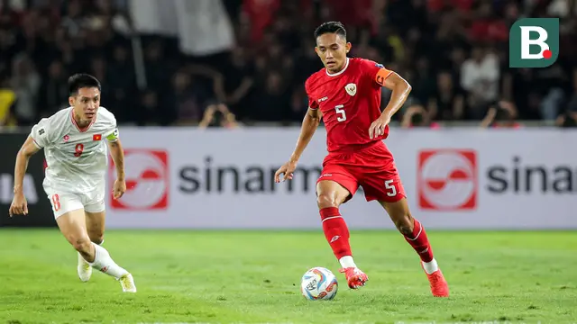 Bek sekaligus kapten Timnas Indonesia, Rizky Ridho menguasai bola saat menghadapi Vietnam pada laga Grup F kualifikasi Piala Dunia 2026 Zona Asia di Stadion Utama Gelora Bung Karno (SUGBK), Senayan, Jakarta, Kamis (21/3/2024). (Bola.com/Bagaskara Lazuardi)
