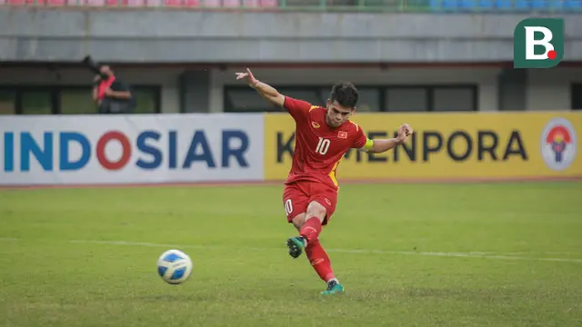 Pemain Vietnam U-19, Khuat Van Khang melepaskan tendangan penalti saat melawan Thailand U-19 pada laga perebutan tempat ketiga Piala AFF U-19 2022 di Stadion Patriot Chandrabhaga, Bekasi, Jumat (15/7/2022). (Bola.com/Bagaskara Lazuardi)