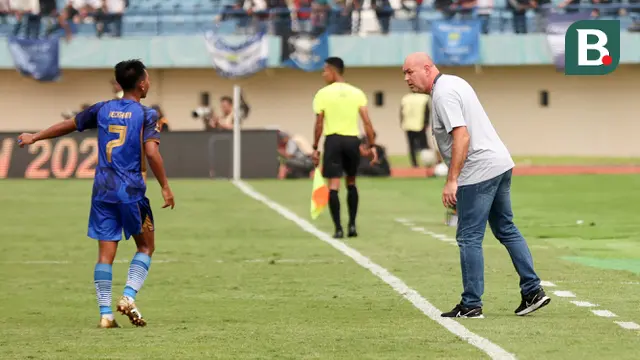 Pelatih Persib Bandung, Bojan Hodak (kanan) berbincang dengan pemainnya, Beckham Putra Nugraha pada laga pembuka Piala Presiden 2024 di Stadion Si Jalak Harupat, Bandung, Jumat (19/07/2024). (Bola.com/Abdul Aziz)