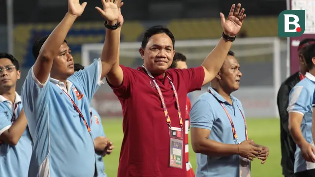 Presiden Madura United, Achsanul Qosasi, hadir ketika tim berjulukan Laskar Sape Kerrab itu bertanding menghadapi Svay Rieng di semifinal AFC Challenge League yang berlangsung di Stadion Gelora Joko Samudro, Gresik, Jawa Timur, Kamis (17/4/2025). (Bola.com/Wahyu Pratama)