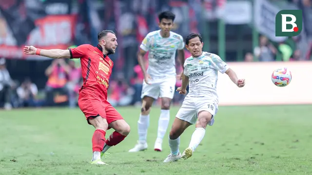 Pemain Persija Jakarta, Marco Simic (kiri) berusaha melepaskan umpan dibayangi pemain Persib Bandung, Adam Alis dalam laga lanjutan BRI Liga 1 2024/2025 di Stadion Patriot Candrabhaga, Bekasi, Minggu (16/02/2025). (Bola.com/M Iqbal Ichsan)